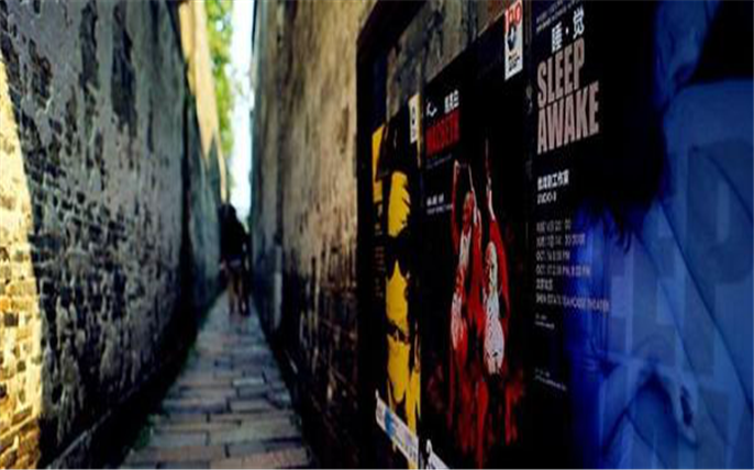 古色古香的石頭路，墻上貼滿了演出的戲劇海報，無疑給烏鎮(zhèn)增添了幾分藝術(shù)氣息。.png