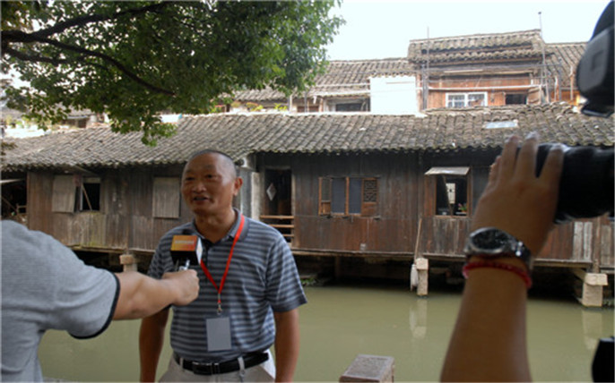 “烏鎮(zhèn)變化很大，越來越美。這次老年人免費(fèi)游烏鎮(zhèn)活動(dòng)，非常開心！”_副本.jpg